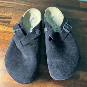 Birkenstocks Boston Soft Footbed 
Suede Leather in Midnight Blue
Women’s EU 39